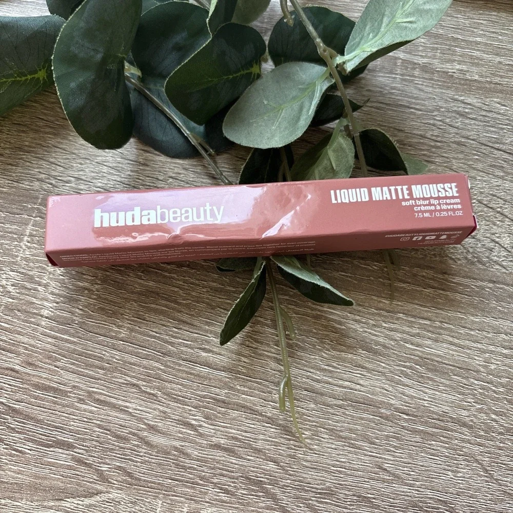 Huda Beauty Liquid Matte Mousse Liquid Lipstick Soft Blur Honey Nude